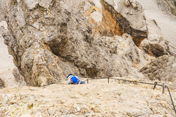 Wspinaczka górska po via ferrata. Dolomity - turystyka górska.