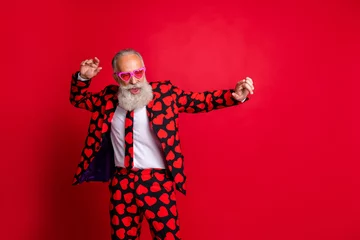 Fotobehang Portret van zijn mooie aantrekkelijke funky coole moderne trendy grijsharige man hipster MC dansen met plezier geïsoleerd op heldere levendige glans levendige rode kleur achtergrond © deagreez
