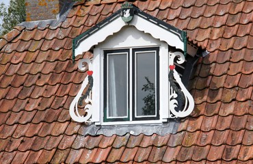 Dachgaubenfenster  auf einem historischen Frieslandhaus - 308921291