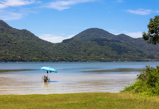 Paisagem de lagoa com guarda-sol