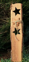 Naturholzbrett mit weihnachtlichen Motiven als Dekoration - 308921435