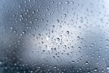 Regentropfen an einer Scheibe 