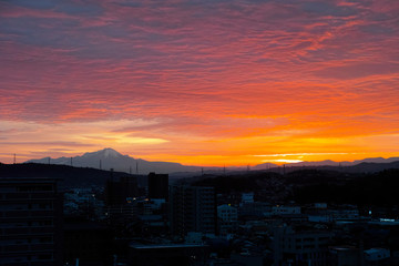 Obraz premium 島根県松江市から見た出雲富士大山と朝焼け