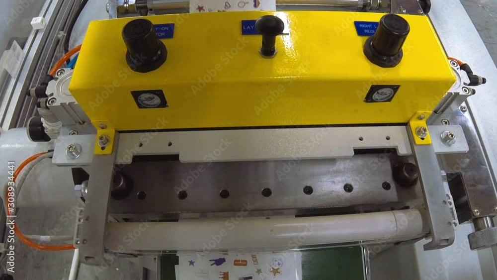 Poster cutting synchronized machine automatically cuts labels