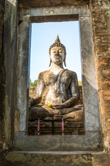 Obraz premium Buddha Statue at Si Chum Temple in Sukhothai Historical Park, Sukhothai, Thailand.