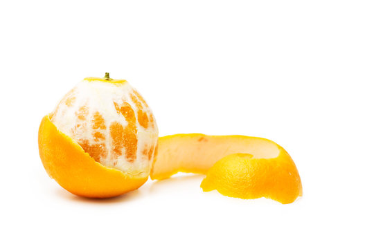Naranja entera pelada sobre fondo blanco aislado. Vista de frente