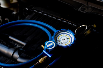 Manifold gauge for checking the refrigerant pressure of the car's air conditioner