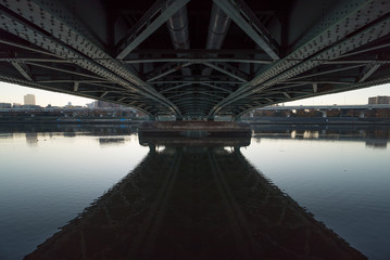 隅田川の橋の裏側