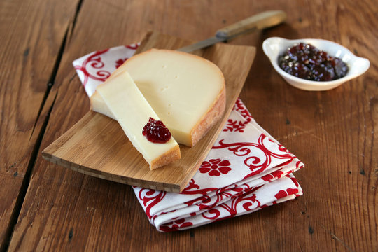 baskischer schafsk&auml;se mit kirschmarmelade