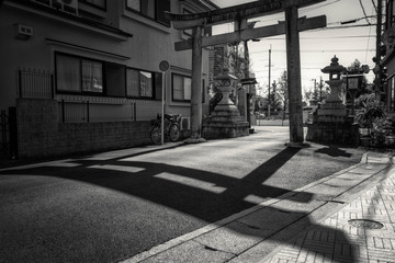 京都、松ヶ崎大黒天（妙円寺）の一の鳥居と松ヶ崎の町(モノクローム）