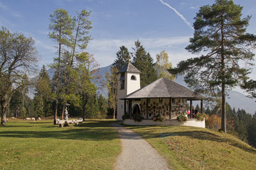 Fototapeta na wymiar Gedächtniskapelle am Kramerplateauweg nähe Garmisch