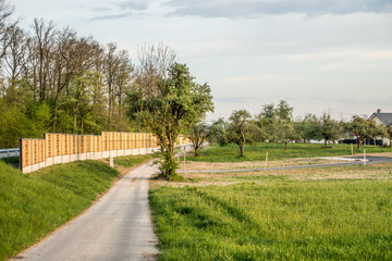 Lärmschutzwand neben Strasse