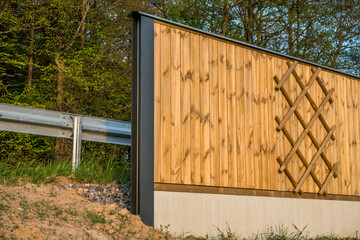 Lärmschutzwand neben Strasse