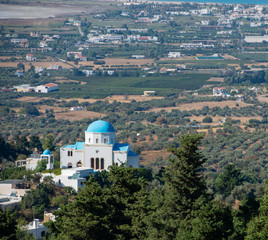 Zia und eine blau weiße Dorfkirche vor dem türkischen Festland im Norden auf der Insel Kos...