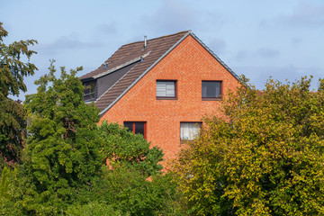 Fototapeta na wymiar Dächer, Schornsteine, Wohngebäude, Deutschland, Europa