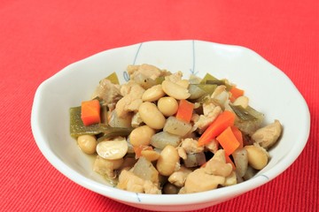 五目豆煮,  大豆とこんにゃくとにんじんと昆布と鶏肉の煮物。