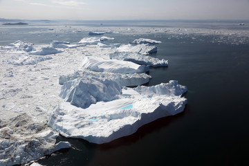 Eisberge am Ausgang des Ilulissat-Eisfjords in West-Grönland