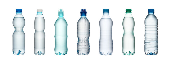 Zestaw plastikowych butelek z wodą na białym tle - obrazy, fototapety, plakaty