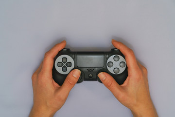 Fototapeta premium ゲームコントローラー eスポーツ 手 女性の手 コントローラー ゲーム パーツカット 日本人 