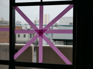 養生テープを貼った窓