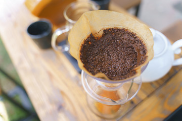 Coffee drip process by pouring hot water