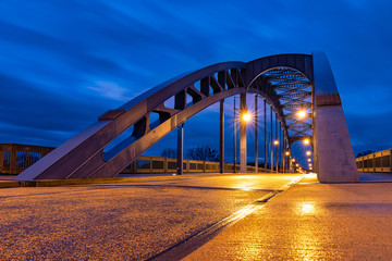 Sternbrücke in Magdeburg zur Blauen Stunde