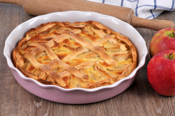 Tarte aux pommes maison dans un plat en gros plan