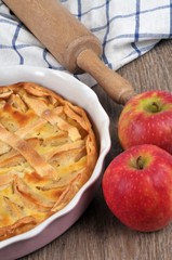 Tarte aux pommes maison dans un plat en gros plan