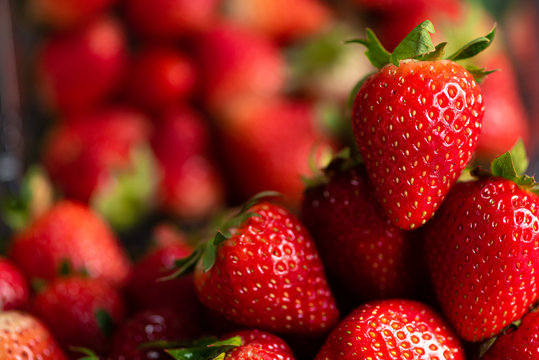 the high-resolution image of the fresh strawberry on the table