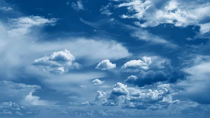 Farbe des Jahres 2020 klassisches Blau. Blauer Himmel mit Wolken im sonnigen Sommertag. Schöner natürlicher Hintergrund mit Platz für Text. Modisches Farbtrendkonzept © Tatyana_Andreyeva