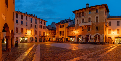 Fototapeta na wymiar Como - The square Piazza San Fedele and square at dusk.