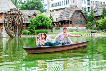 Obraz premium Happy family boating and having fun