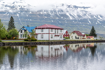 Miasto na Islandii, wioska rybacka, kolorowe domki, białe noce - obrazy, fototapety, plakaty