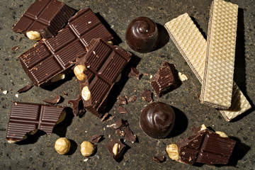 cioccolato fondente nocciole biscotti dall'alto