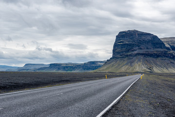 Islandia góry, droga asfaltowa