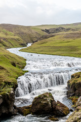 Wodospad na rzece, zielono, góry, Islandia