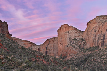 Obraz premium Landscape at twilight from the Apache Trail, Tonto National Forest, Arizona, USA