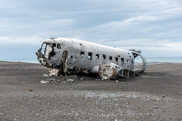 Wrak samolotu na plaży, rozbity amerykański samolot, Islandia - obrazy, fototapety, plakaty