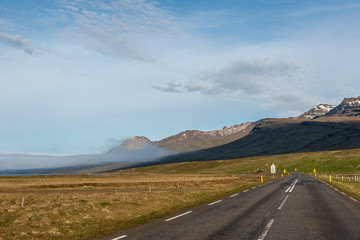 Droga na wybrzeżu, Islandia, chmury