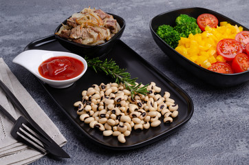 Beans with vegetables and meat