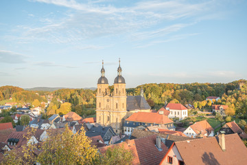 Obraz premium Blick auf Gößweinstein mit Basilika