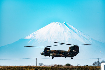 富士山と自衛隊のヘリコプター