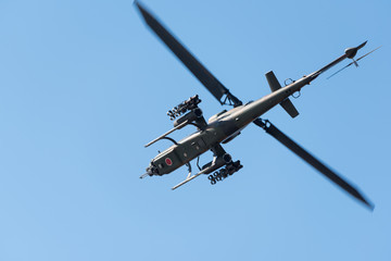飛行する陸上自衛隊の攻撃ヘリコプター