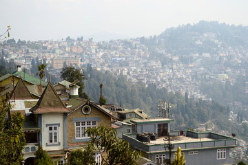 Obraz premium View of Darjeeling city on the hill. Old British colonial residential house. West Bengal, India.