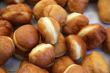 Obraz premium Crusty carnival donuts fried in oil on new years event