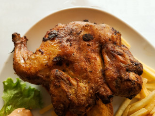 polletto alla griglia e patatine fritte con salsa