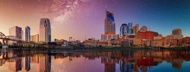 Fotobehang De skyline van Nashville met blauwe en paarse lucht © jdross75