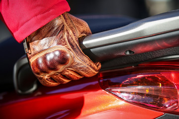 Gant de cuir marron élégant pour moto et scooter - obrazy, fototapety, plakaty