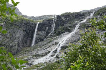 Fototapeta na wymiar Wasserfälle auf dem Weg zum Kjenndalsbreen Gletscher, Norwegen
