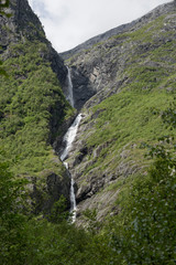 Wasserfall auf dem Weg zum Kjenndalsbreen Gletscher, Norwegen